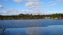 sehr schner Fernblick ber den Groen Viehofner See zum Schloss Viehofen